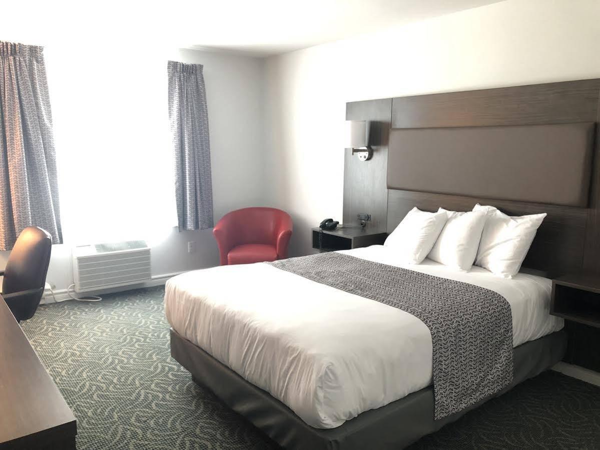 Travelodge By Wyndham Rigaud Bagian luar foto