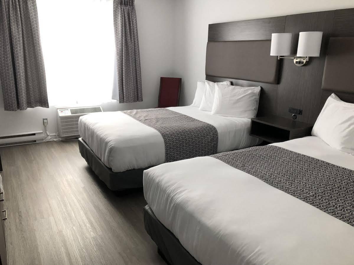 Travelodge By Wyndham Rigaud Bagian luar foto