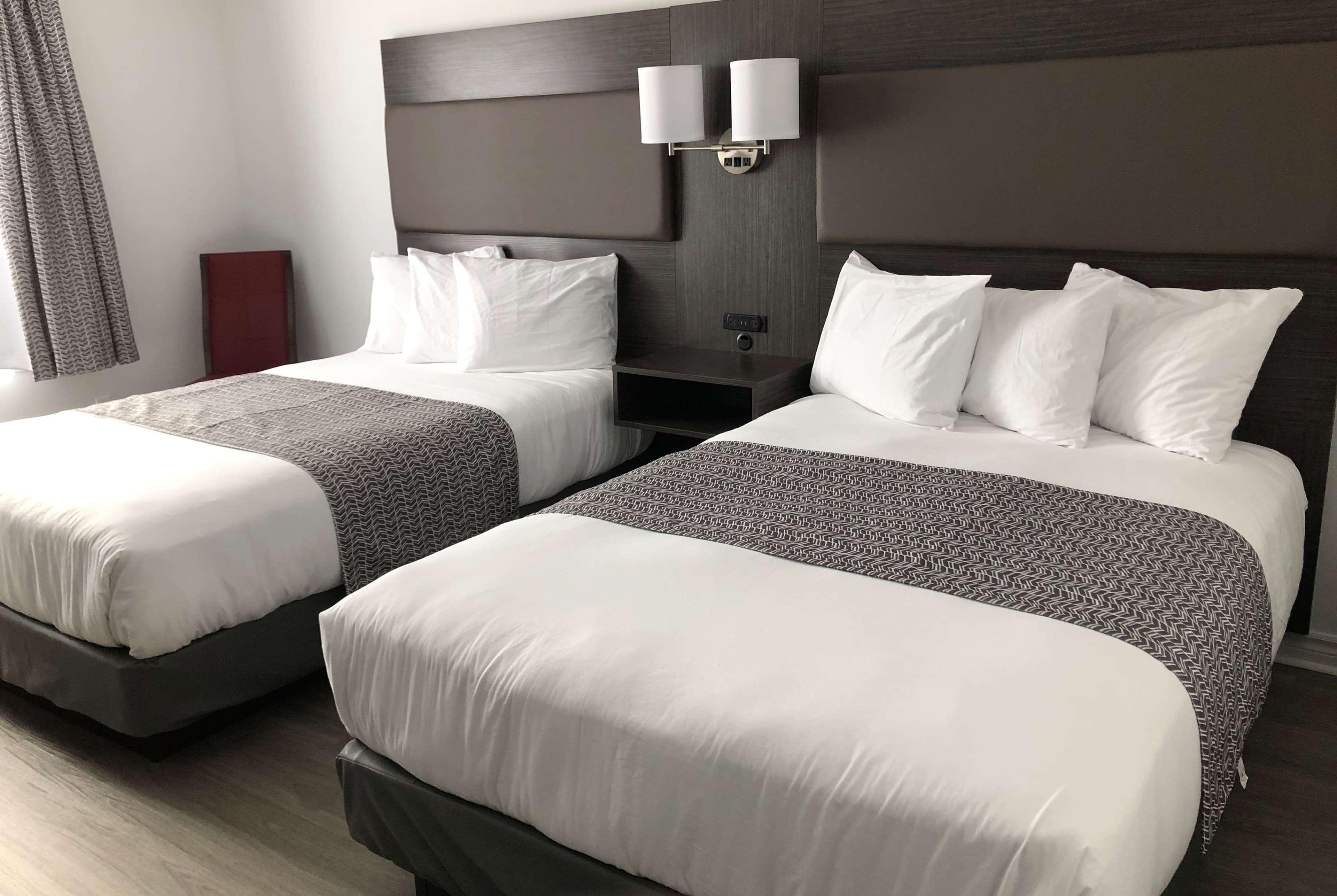 Travelodge By Wyndham Rigaud Bagian luar foto