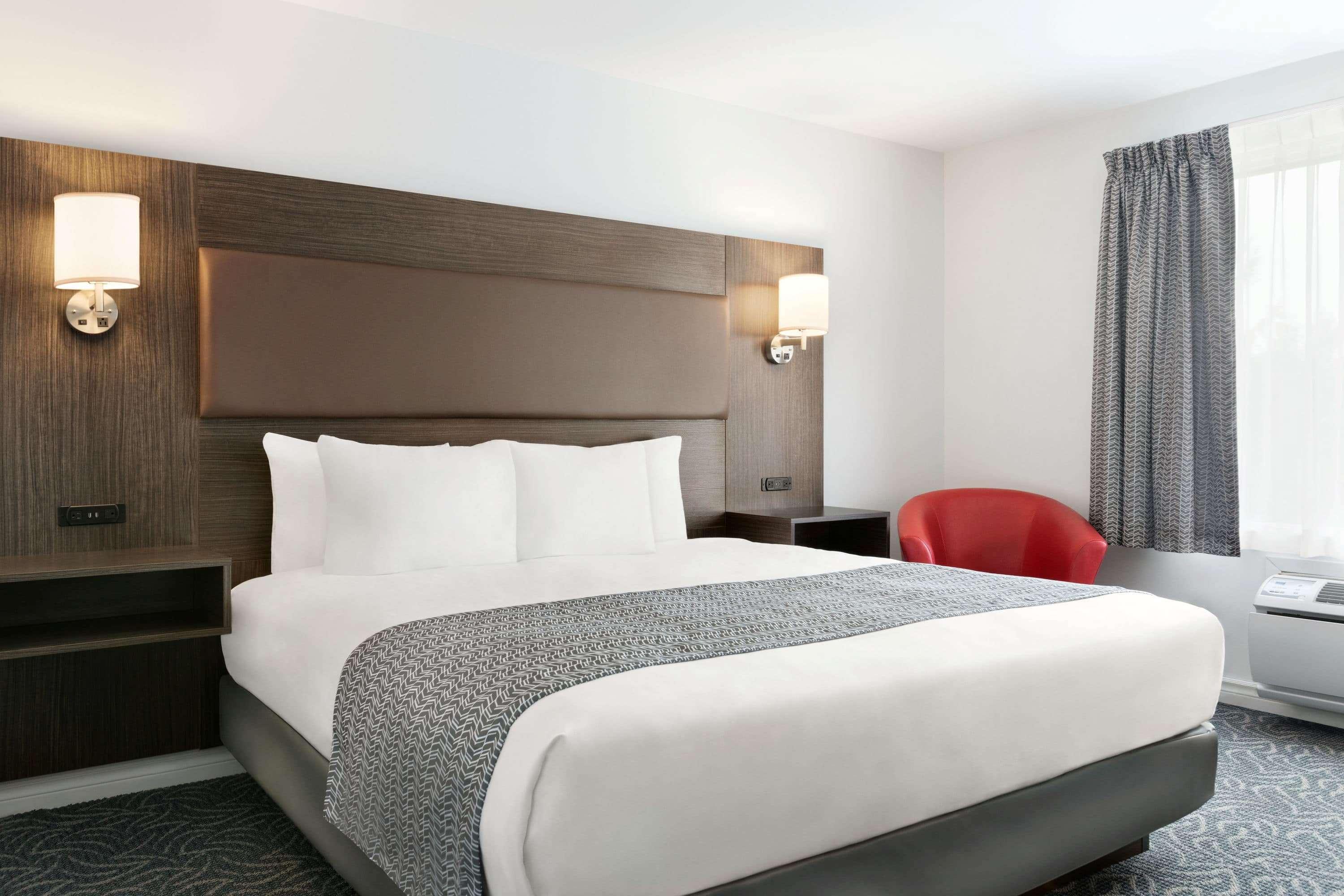 Travelodge By Wyndham Rigaud Bagian luar foto