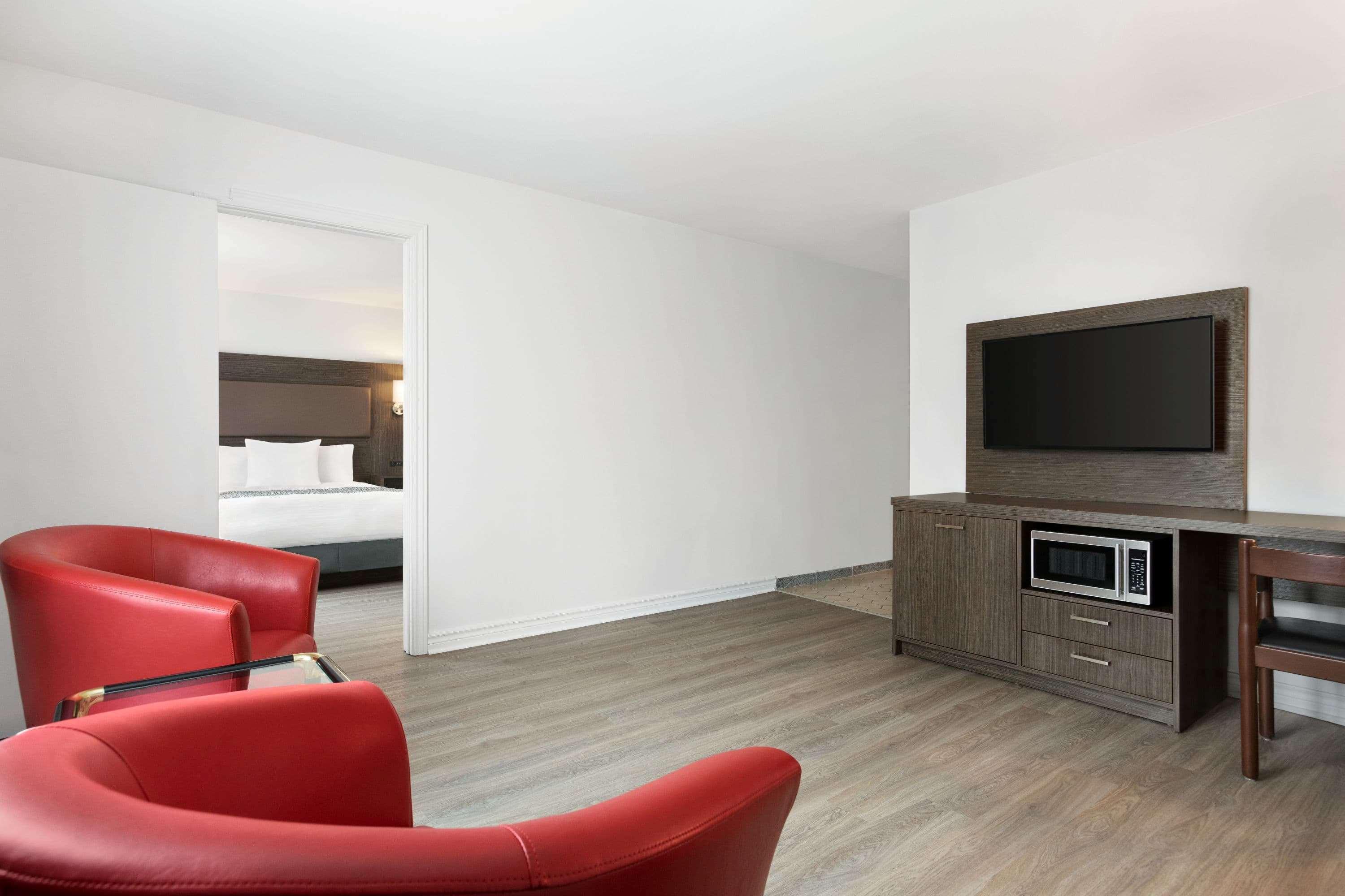 Travelodge By Wyndham Rigaud Bagian luar foto