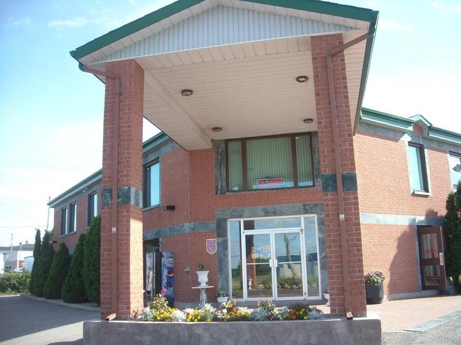 Travelodge By Wyndham Rigaud Bagian luar foto