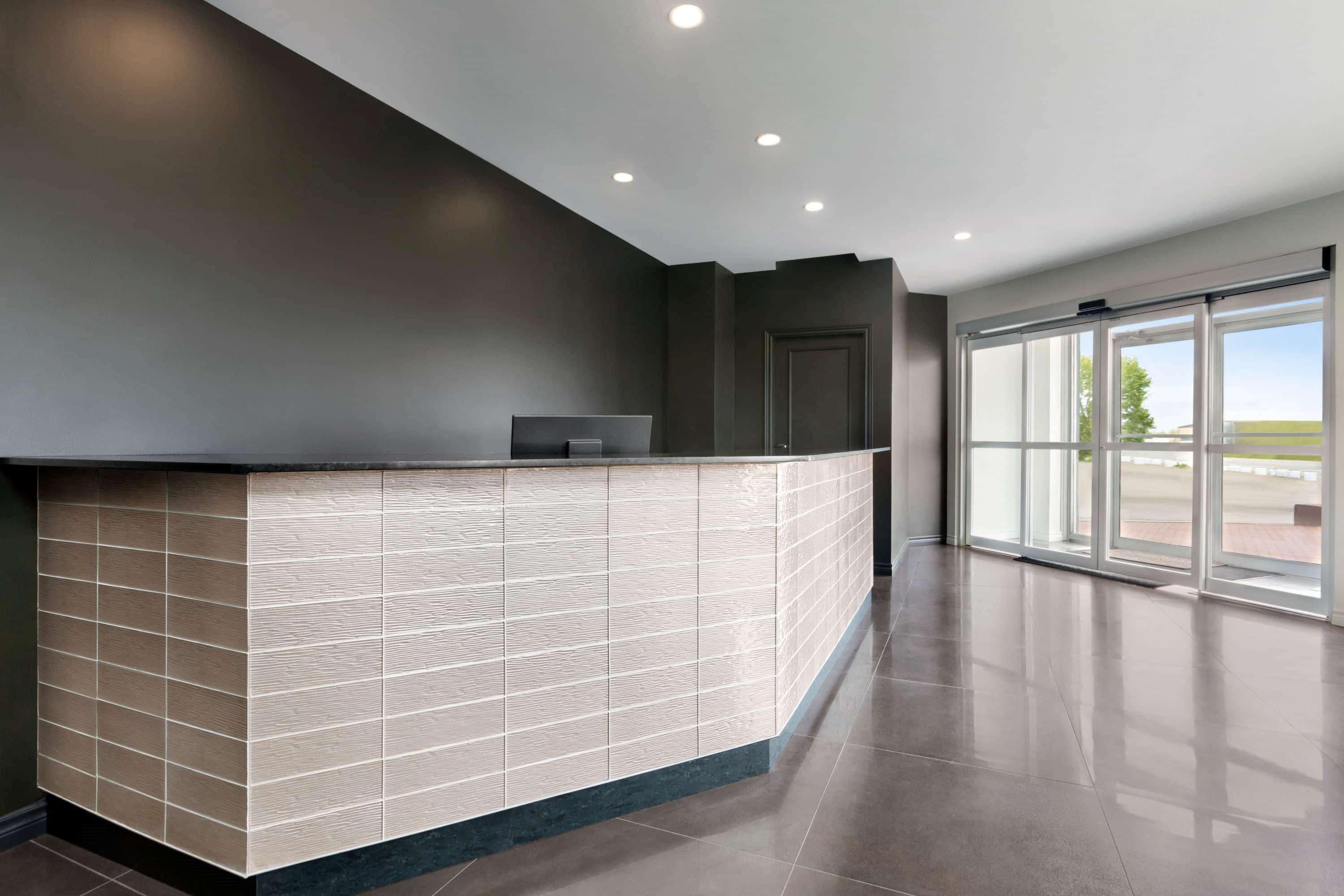 Travelodge By Wyndham Rigaud Bagian luar foto