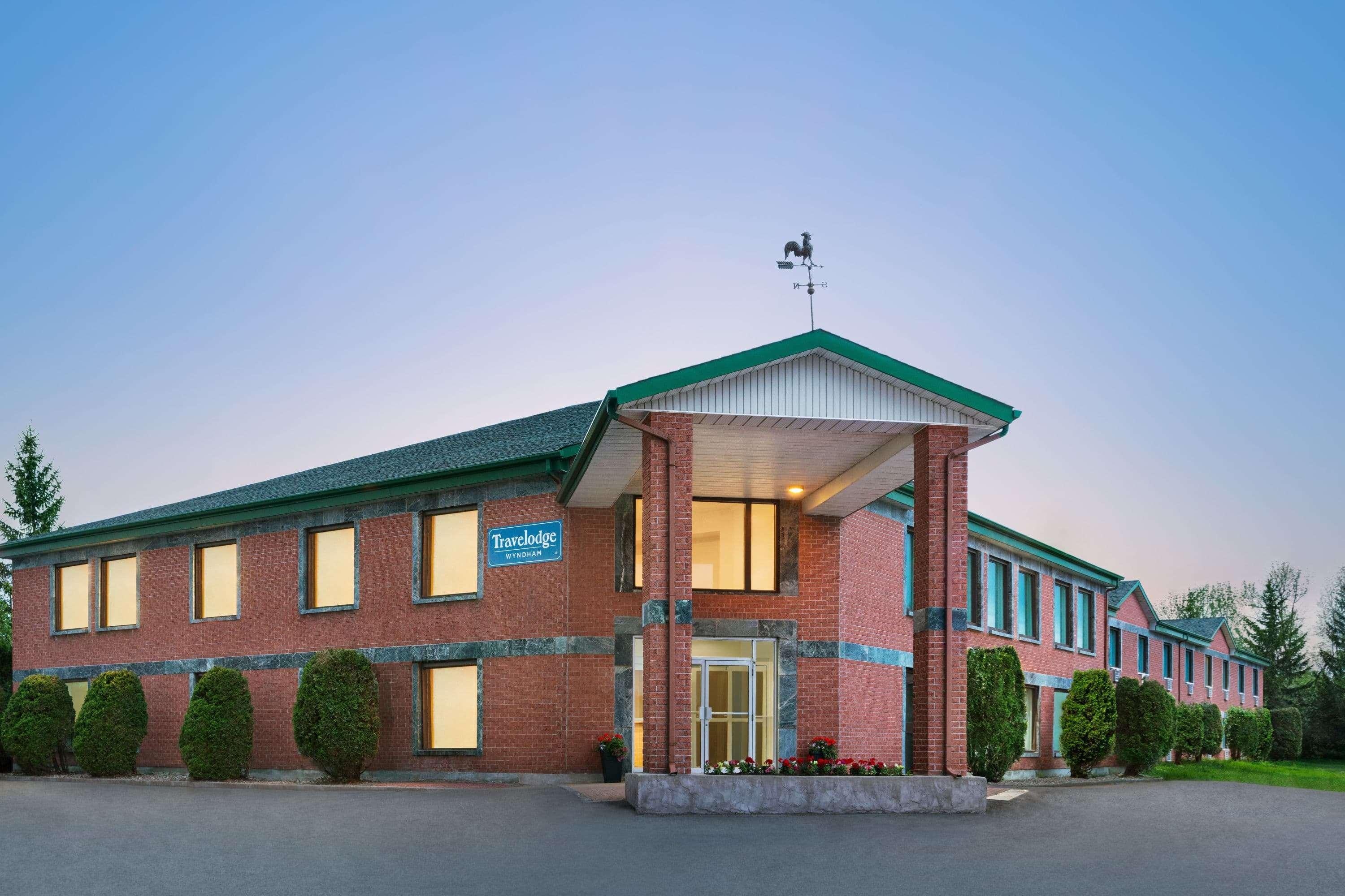 Travelodge By Wyndham Rigaud Bagian luar foto