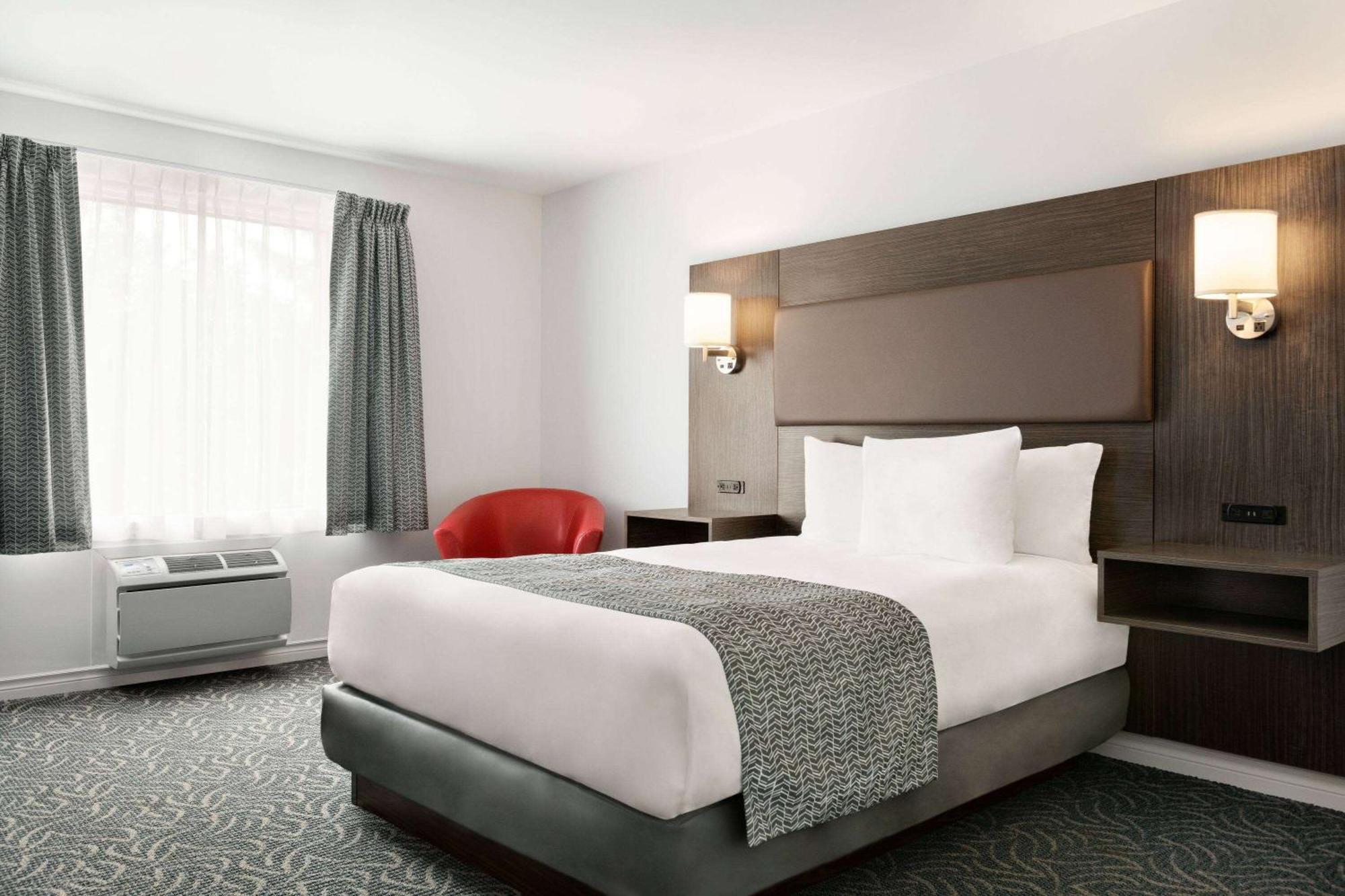 Travelodge By Wyndham Rigaud Bagian luar foto