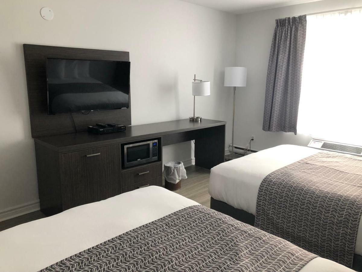 Travelodge By Wyndham Rigaud Bagian luar foto