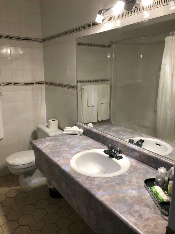 Travelodge By Wyndham Rigaud Bagian luar foto